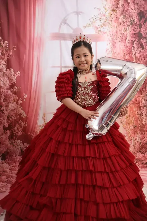 Kylie Rose holding a silver number seven balloon